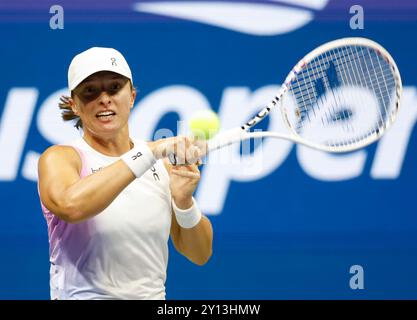 Flushing Meadow, United, Sagte. September 2024. IgA Swiatek aus Polen kehrt Jessica Pegula im Viertelfinale im Arthur Ashe Stadium bei den US Open Tennis Championships 2024 im USTA Billie Jean King National Tennis Center am Mittwoch, den 4. September 2024 in New York City zurück. Foto: John Angelillo/UPI Credit: UPI/Alamy Live News Stockfoto