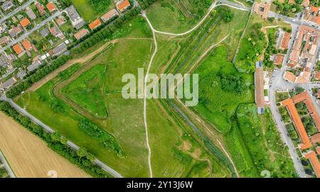 Luftaufnahme der militärischen Architektur der Festung: Lünette vor einem Bollwerk, Bastion, die durch einen unterirdischen Tunnel in der Festung Palmanova in Italien verbunden ist Stockfoto