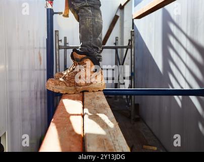 Die Stiefel eines Baumeisters auf einer Baustelle Stockfoto