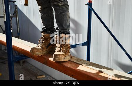 Die Stiefel eines Baumeisters auf einer Baustelle Stockfoto