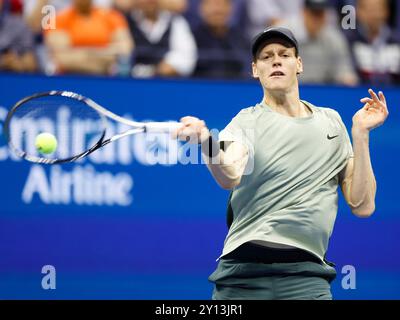 Flushing Meadow, United, Sagte. September 2024. Jannik Sinner of Italy kehrt Daniil Medwedev im Viertelfinale im Arthur Ashe Stadium bei den US Open Tennis Championships 2024 im USTA Billie Jean King National Tennis Center am Mittwoch, den 4. September 2024 in New York City zurück. Foto: John Angelillo/UPI Credit: UPI/Alamy Live News Stockfoto