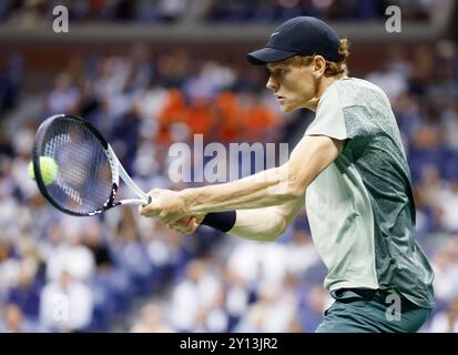 Flushing Meadow, United, Sagte. September 2024. Jannik Sinner of Italy kehrt Daniil Medwedev im Viertelfinale im Arthur Ashe Stadium bei den US Open Tennis Championships 2024 im USTA Billie Jean King National Tennis Center am Mittwoch, den 4. September 2024 in New York City zurück. Foto: John Angelillo/UPI Credit: UPI/Alamy Live News Stockfoto
