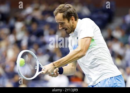 Flushing Meadow, United, Sagte. September 2024. Daniil Medwedev gibt im Viertelfinale im Arthur Ashe Stadium bei den US Open Tennis Championships 2024 im USTA Billie Jean King National Tennis Center am Mittwoch, den 4. September 2024 in New York City einen Ball zurück. Foto: John Angelillo/UPI Credit: UPI/Alamy Live News Stockfoto