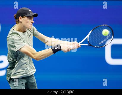 Flushing Meadow, United, Sagte. September 2024. Jannik Sinner of Italy kehrt Daniil Medwedev im Viertelfinale im Arthur Ashe Stadium bei den US Open Tennis Championships 2024 im USTA Billie Jean King National Tennis Center am Mittwoch, den 4. September 2024 in New York City zurück. Foto: John Angelillo/UPI Credit: UPI/Alamy Live News Stockfoto