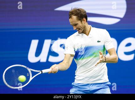 Flushing Meadow, United, Sagte. September 2024. Daniil Medwedev gibt im Viertelfinale im Arthur Ashe Stadium bei den US Open Tennis Championships 2024 im USTA Billie Jean King National Tennis Center am Mittwoch, den 4. September 2024 in New York City einen Ball zurück. Foto: John Angelillo/UPI Credit: UPI/Alamy Live News Stockfoto