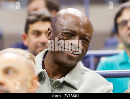 Flushing Meadow, United, Sagte. September 2024. Seal Uhren Daniil Medwedev spielt Jannik Sinner of Italy im Viertelfinale im Arthur Ashe Stadium bei den US Open Tennis Championships 2024 im USTA Billie Jean King National Tennis Center am Mittwoch, den 4. September 2024 in New York City. Foto: John Angelillo/UPI Credit: UPI/Alamy Live News Stockfoto