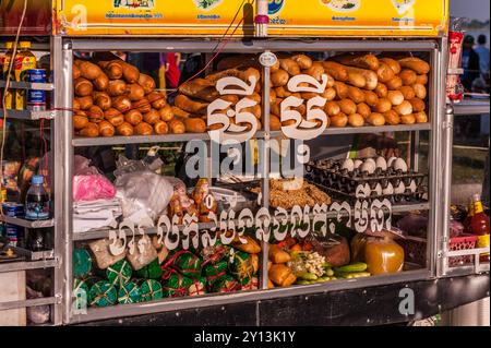 Sonnendurchflutetes französisches Brot und Baguette-Stand, der während des Kambodschanischen Wasserfestivals in Phnom Penh, Kambodscha, Mittagsfleisch und Eier am Fluss serviert. © Kraig Lieb Stockfoto