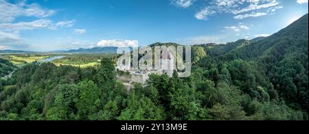 Panoramablick auf die Burg Zovnek, die älteste mittelalterliche Festung Sloweniens mit teilweise restauriertem großen Turm, Burgtor und Zugbrücke Stockfoto