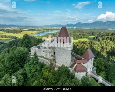 Panoramablick auf die Burg Zovnek, die älteste mittelalterliche Festung Sloweniens mit teilweise restauriertem großen Turm, Burgtor und Zugbrücke Stockfoto