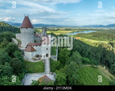 Panoramablick auf die Burg Zovnek, die älteste mittelalterliche Festung Sloweniens mit teilweise restauriertem großen Turm, Burgtor und Zugbrücke Stockfoto