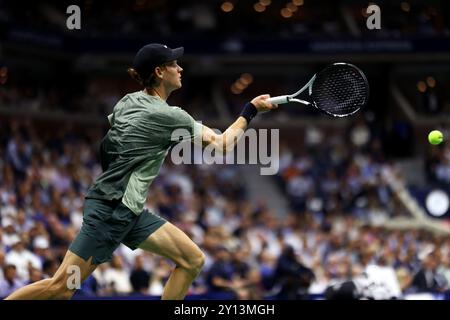 Flushing Meadows, Usa. 4. September 2024, Flushing Meadows, US Open: Nummer eins Seed Jannik Sinner während seines Viertelfinalspiels gegen die Nummer 5 Seed, Daniil Medwedev bei den US Open Today Credit: Adam Stoltman/Alamy Live News Stockfoto