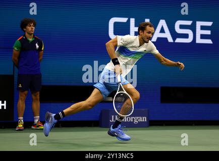 Flushing Meadows, Usa. 4. September 2024, Flushing Meadows, US Open: Nummer 5 Seed, Daniil Medwedev während seines Viertelfinalspiels gegen den Nummer Eins Seed Jannik Sinner bei den US Open Today Credit: Adam Stoltman/Alamy Live News Stockfoto