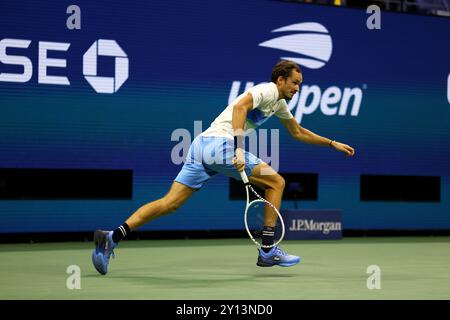 Flushing Meadows, Usa. 4. September 2024, Flushing Meadows, US Open: Nummer 5 Seed, Daniil Medwedev während seines Viertelfinalspiels gegen den Nummer Eins Seed Jannik Sinner bei den US Open Today Credit: Adam Stoltman/Alamy Live News Stockfoto