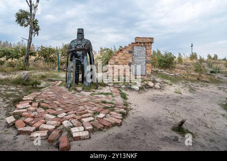 Russland, Region Kaliningrad, Morskoe – 06. Oktober 2021: Skulptur des Schwarzen Ritters Olgerd auf einem Hügel in der Kurischen Nehrung Stockfoto