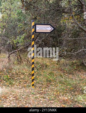 Russland, Region Kaliningrad, Morskoe - 06. Oktober 2021: Schild an der Küste Batareya Raul im Nationalpark Kurische Nehrung Stockfoto