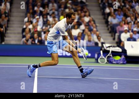 Flushing Meadows, Usa. 4. September 2024, Flushing Meadows, US Open: Nummer 5 Seed, Daniil Medwedev während seines Viertelfinalspiels gegen den Nummer Eins Seed Jannik Sinner bei den US Open Today Credit: Adam Stoltman/Alamy Live News Stockfoto