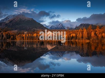 Strbske See, Slowakei - Panoramablick auf den spiegelnden Strbske See (Strbske Pleso) an einem sonnigen Herbstnachmittag mit hoher Tatra und Tatra Towe Stockfoto