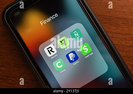 Symbole für Revolut, Wise, N26, Chime, PayPal und Cash App werden auf einem iPhone angezeigt. Digitale Finanzdienstleistungen mit Online-Geldtransfers Stockfoto