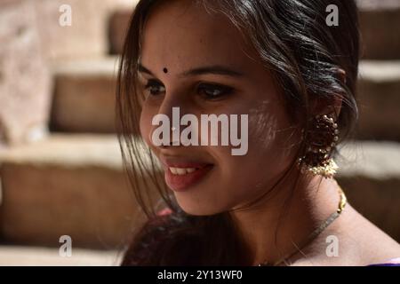 Porträt einer jungen Künstlerin in Gujarat Stockfoto