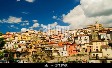 Altes Dorf und urbaner Park der Weinkeller Aglianico di Rapolla. Potenza, Basilicata. Italien Stockfoto