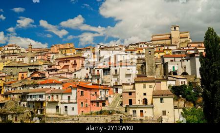 Altes Dorf und urbaner Park der Weinkeller Aglianico di Rapolla. Potenza, Basilicata. Italien Stockfoto