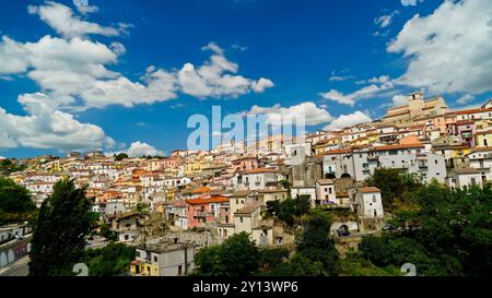 Altes Dorf und urbaner Park der Weinkeller Aglianico di Rapolla. Potenza, Basilicata. Italien Stockfoto