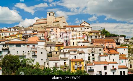 Altes Dorf und urbaner Park der Weinkeller Aglianico di Rapolla. Potenza, Basilicata. Italien Stockfoto