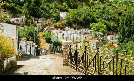 Altes Dorf und urbaner Park der Weinkeller Aglianico di Rapolla. Potenza, Basilicata. Italien Stockfoto