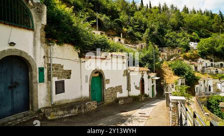 Altes Dorf und urbaner Park der Weinkeller Aglianico di Rapolla. Potenza, Basilicata. Italien Stockfoto