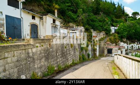 Altes Dorf und urbaner Park der Weinkeller Aglianico di Rapolla. Potenza, Basilicata. Italien Stockfoto