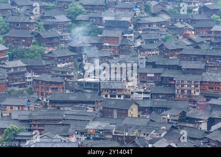 Qiandongnan, China. September 2024. Das Dorf Xijiang Qianhu Miao wird am 29. Juni 2017 im Morgennebel in Qiandongnan, Provinz Guizhou, China, gesehen. Das Dorf Xijiang Qianhu Miao ist ein auf einem Hügel erbautes Holzgebäude. (Foto: Costfoto/NurPhoto) Credit: NurPhoto SRL/Alamy Live News Stockfoto