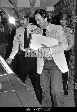 Ted Bundy verlässt das Gericht in Leon County, Florida. 1977: Unbekannter Fotograf Stockfoto