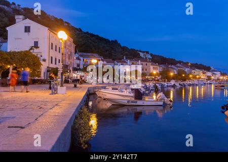 Abend in der Stadt Baška auf der Insel Krk, Kroatien Stockfoto