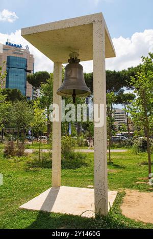 Tirana, Albanien - Mai 30 2024. Das Denkmal der Friedensglocke. Hergestellt aus 20.000 Kugellästen, die von Kindern in Shkodra während der Unruhen 1997 gesammelt wurden Stockfoto