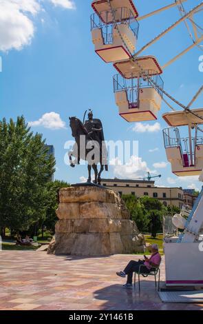 Tirana, Albanien - Mai 30 2024. Denkmal für den albanischen Nationalhelden Gjergj Kastrioti Skanderbeg auf dem Skanderbeg-Platz und das Riesenrad Tirana Eye Stockfoto