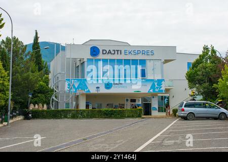 Tirana, Albanien - Mai 31 2024. Untere Station der Seilbahnlinie Dajti Ekspres am Fuße des Mount Dajti, etwas außerhalb von Tirana. Eine große Touristenattraktion Stockfoto