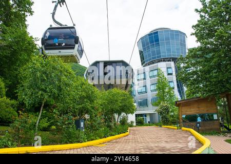 Tirana, Albanien - 31. Mai 2024. Obere Station der Dajti Ekspres Seilbahnlinie am Mount Dajti außerhalb von Tirana. Eine große Touristenattraktion. Stockfoto