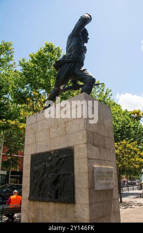 Das Partisan Monument, auch bekannt als die unbekannte Soldatenstatue oder Ushtari i i Panjohur, in Zentral-Tirana, Albanien. Eine Gedenkstätte für den Zweiten Weltkrieg Stockfoto