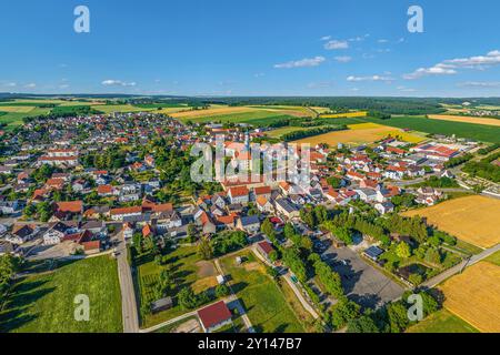 Blick auf Bissingen im Kesseltal in Nordschwaben an einem sonnigen Sommerabend Stockfoto