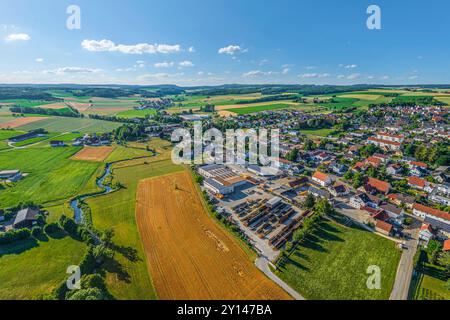 Blick auf Bissingen im Kesseltal in Nordschwaben an einem sonnigen Sommerabend Stockfoto