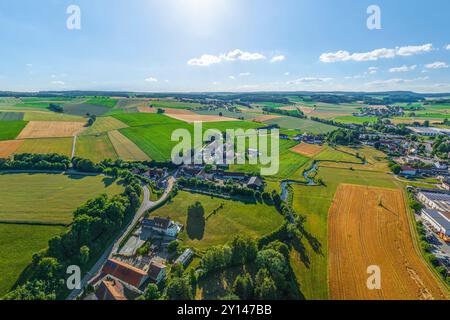 Blick auf Bissingen im Kesseltal in Nordschwaben an einem sonnigen Sommerabend Stockfoto