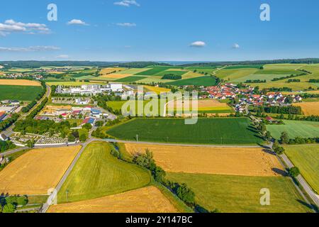 Blick auf Bissingen im Kesseltal in Nordschwaben an einem sonnigen Sommerabend Stockfoto