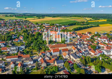 Blick auf Bissingen im Kesseltal in Nordschwaben an einem sonnigen Sommerabend Stockfoto