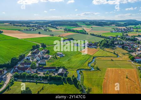 Blick auf Bissingen im Kesseltal in Nordschwaben an einem sonnigen Sommerabend Stockfoto