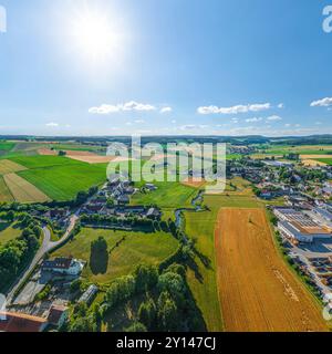 Blick auf Bissingen im Kesseltal in Nordschwaben an einem sonnigen Sommerabend Stockfoto