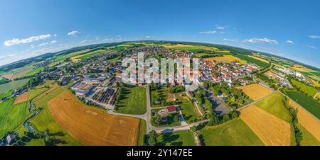 Blick auf Bissingen im Kesseltal in Nordschwaben an einem sonnigen Sommerabend Stockfoto