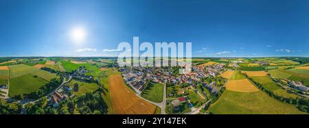 Blick auf Bissingen im Kesseltal in Nordschwaben an einem sonnigen Sommerabend Stockfoto