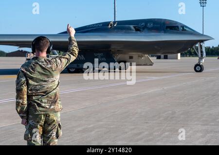 Der B-2 Spirit Tarnbomber wird auf der Whiteman Air Force Base, Mo., am 25. Juli 2024 zum Abflug freigegeben. Um ihre Leistungen zu feiern, die Crew Chi Stockfoto