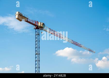 Baukran, der auf einer großen Baustelle arbeitet Stockfoto