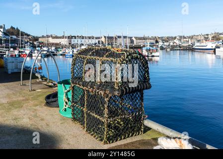 Wick, Schottland, Großbritannien - 23. Oktober 2023: Traditionelle Creels oder Hummerfallen oder Krabbentöpfe oder Körbe am Pier im Hafen an der Nordostküste Stockfoto